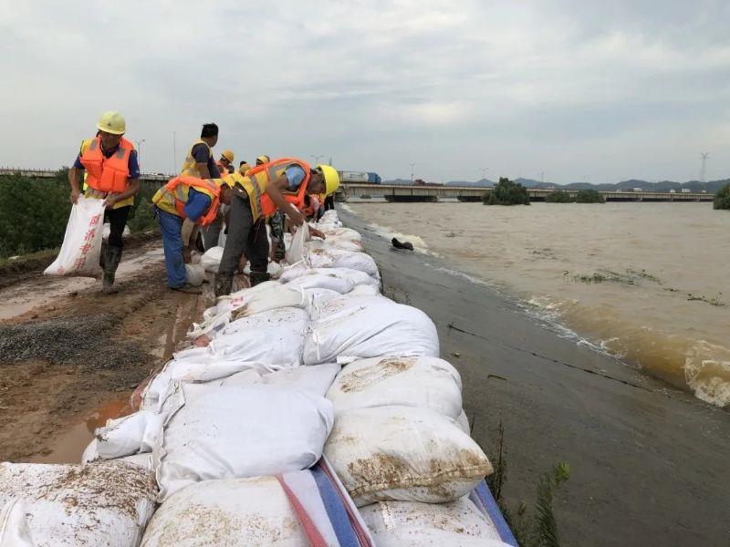 Staff of China Railway Construction Engineering Group use sandbags to resist floods.